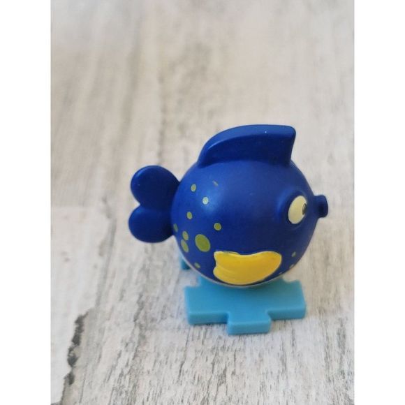 Disney squeakers fish puzzle piece toy figure doc McStuffins - Picture 4 of 7